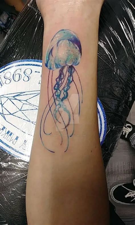 125 ideas excepcionales para tatuajes de medusas con significados.